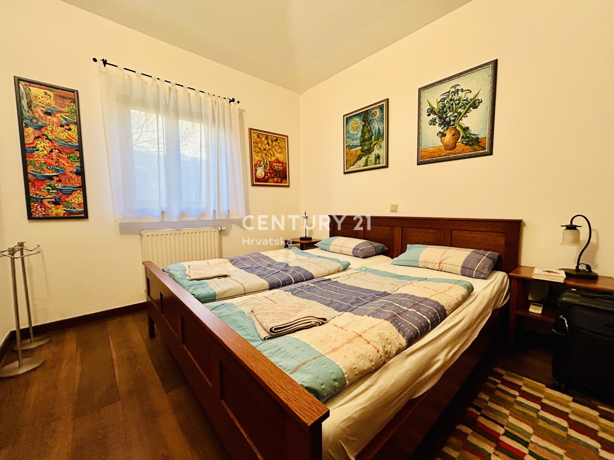 UMAG, OKOLICA, DRUŽINSKA HIŠA LE 400 METROV OD PLAŽE Z RAZGLEDOM NA MORJE