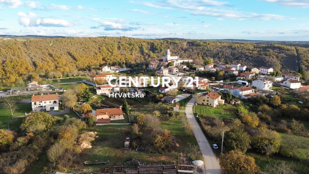 POREČ, TINJAN, 8 GRADBENIH PARCEL ZA DRUŽINSKE HIŠE ALI POČITNIŠKE HIŠE