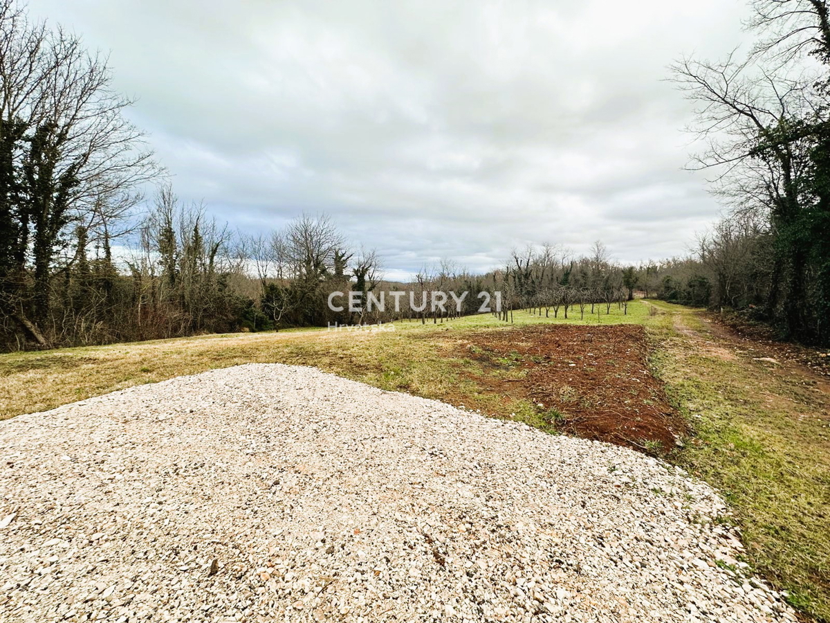 VIŠNJAN, PRODAJA GRADBENIH IN KMETIJSKIH ZEMLJIŠČ