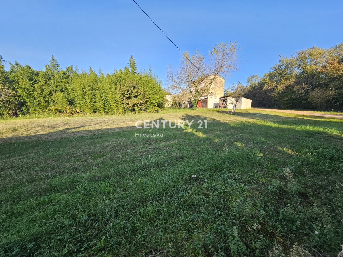 POREČ, GRADBENO ZEMLJIŠČE ZA 6 STANOVANJ