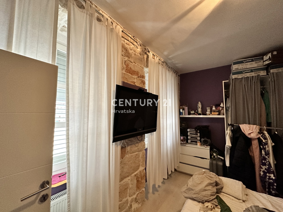 SVETVINČENAT, ŠTIRISOBNO STANOVANJE V SREDIŠČU MESTA, POPOLNOMA RENOVIRANO IN OPREMLJENO