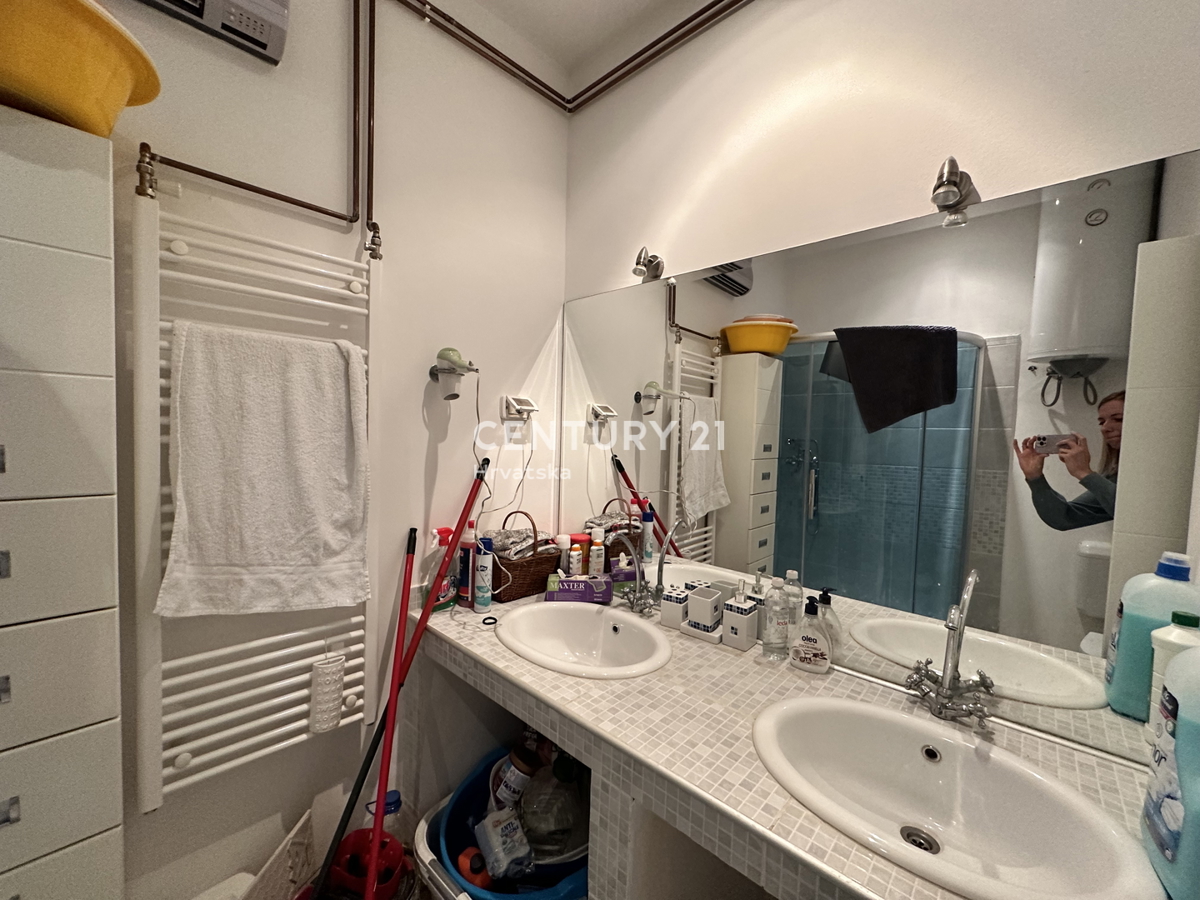 SVETVINČENAT, ŠTIRISOBNO STANOVANJE V SREDIŠČU MESTA, POPOLNOMA RENOVIRANO IN OPREMLJENO