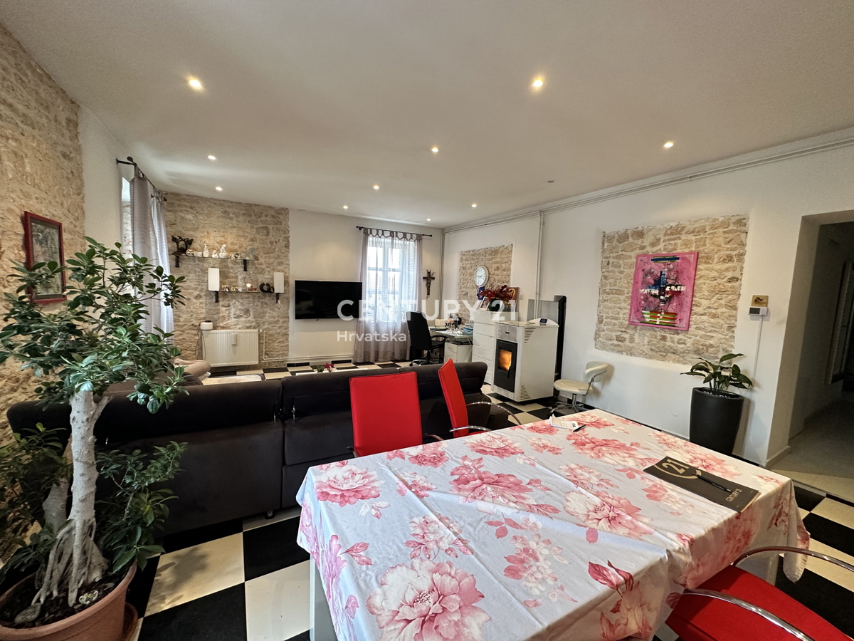 SVETVINČENAT, ŠTIRISOBNO STANOVANJE V SREDIŠČU MESTA, POPOLNOMA RENOVIRANO IN OPREMLJENO