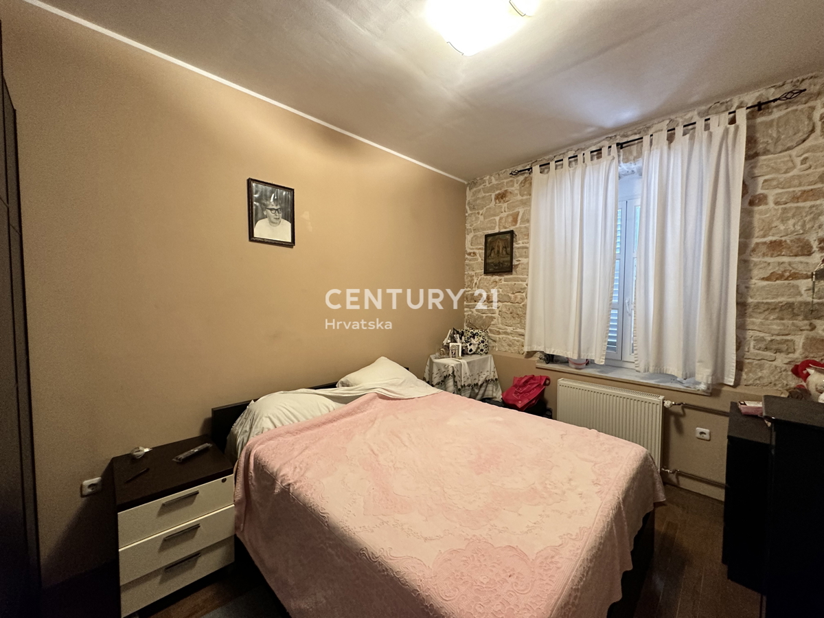 SVETVINČENAT, ŠTIRISOBNO STANOVANJE V SREDIŠČU MESTA, POPOLNOMA RENOVIRANO IN OPREMLJENO