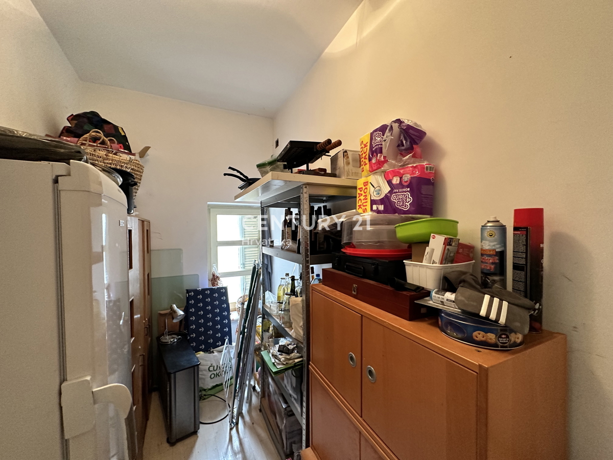 SVETVINČENAT, ŠTIRISOBNO STANOVANJE V SREDIŠČU MESTA, POPOLNOMA RENOVIRANO IN OPREMLJENO