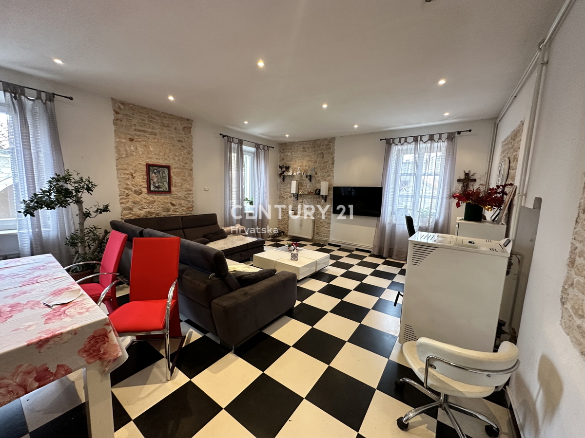 SVETVINČENAT, ŠTIRISOBNO STANOVANJE V SREDIŠČU MESTA, POPOLNOMA RENOVIRANO IN OPREMLJENO