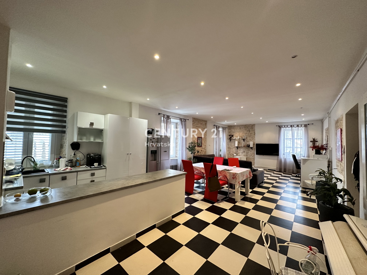 SVETVINČENAT, ŠTIRISOBNO STANOVANJE V SREDIŠČU MESTA, POPOLNOMA RENOVIRANO IN OPREMLJENO