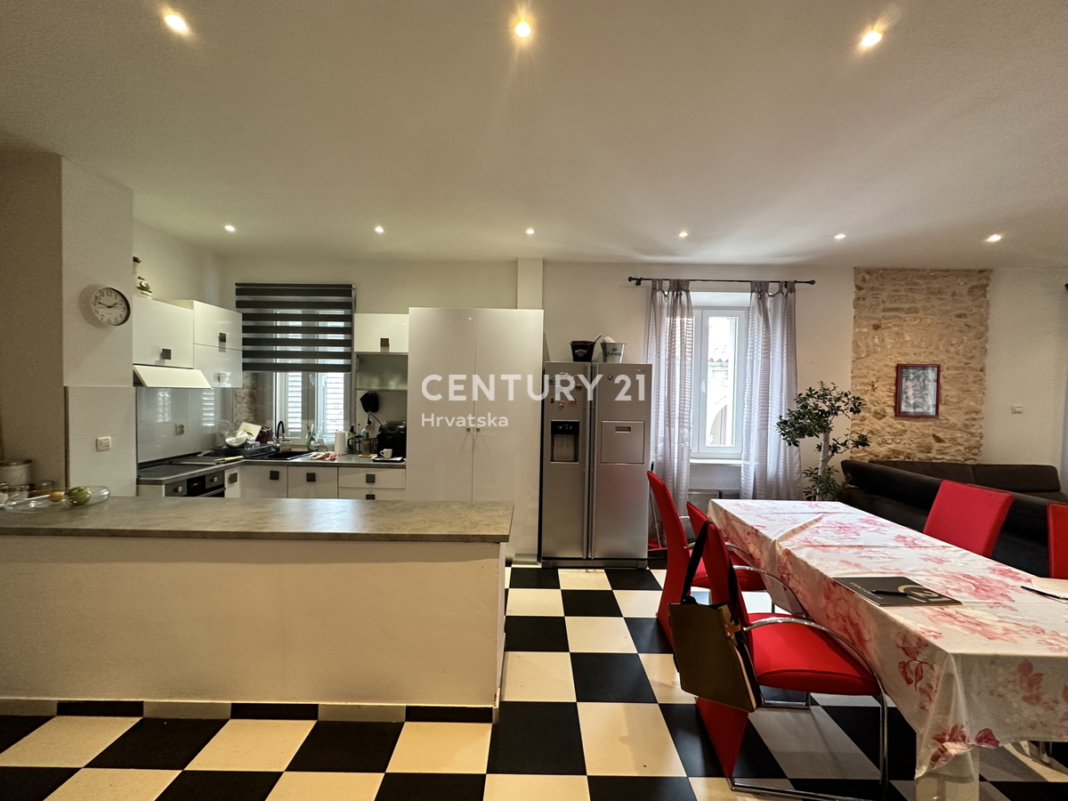 SVETVINČENAT, ŠTIRISOBNO STANOVANJE V SREDIŠČU MESTA, POPOLNOMA RENOVIRANO IN OPREMLJENO