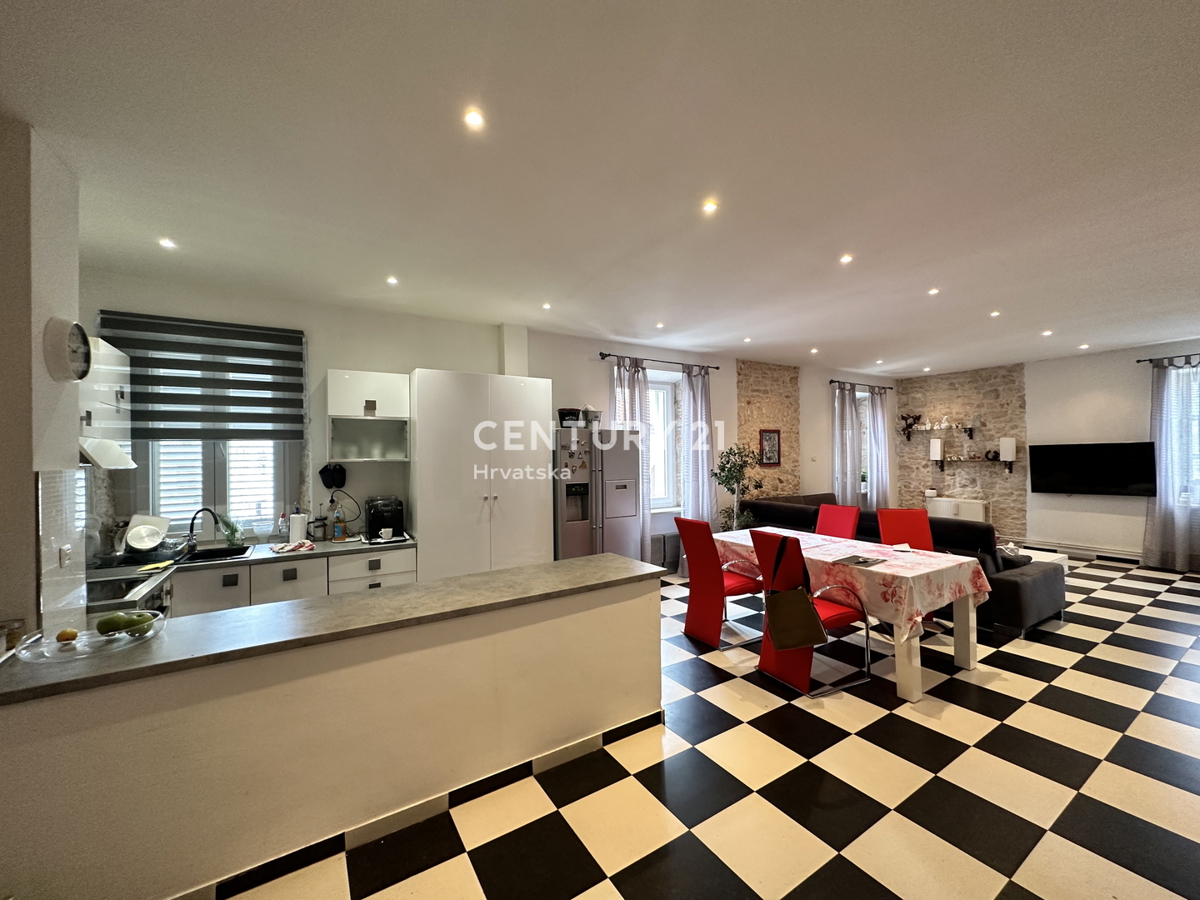 SVETVINČENAT, ŠTIRISOBNO STANOVANJE V SREDIŠČU MESTA, POPOLNOMA RENOVIRANO IN OPREMLJENO