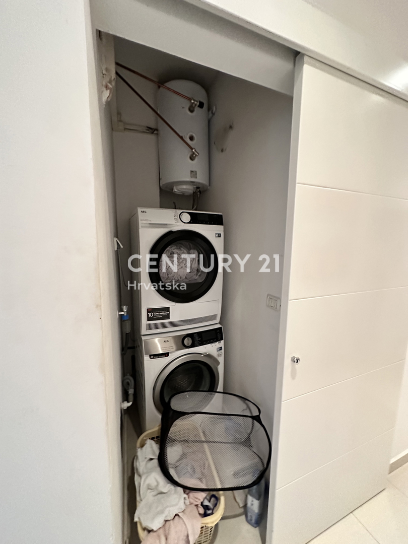 SVETVINČENAT, ŠTIRISOBNO STANOVANJE V SREDIŠČU MESTA, POPOLNOMA RENOVIRANO IN OPREMLJENO