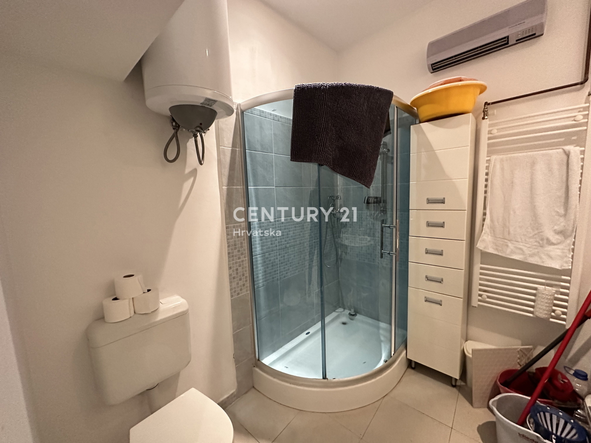 SVETVINČENAT, ŠTIRISOBNO STANOVANJE V SREDIŠČU MESTA, POPOLNOMA RENOVIRANO IN OPREMLJENO