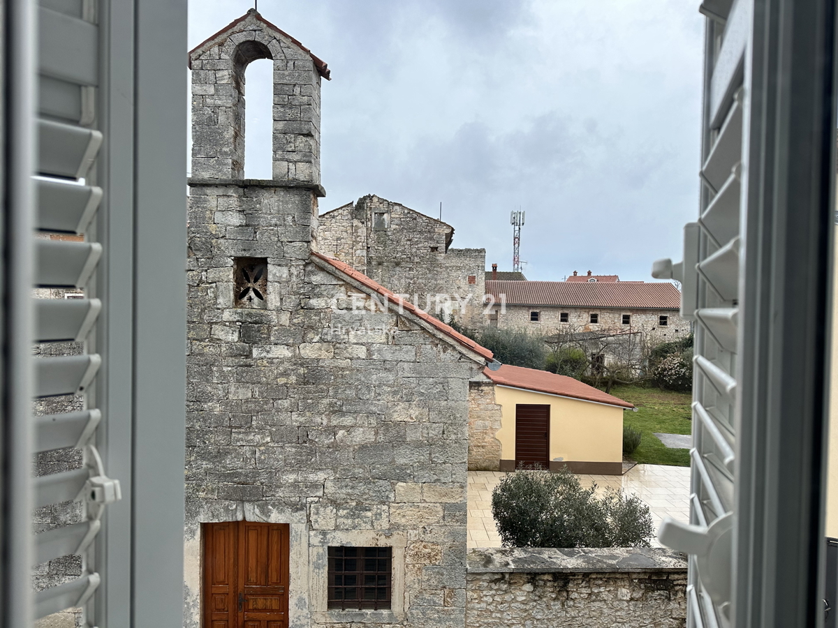 SVETVINČENAT, ŠTIRISOBNO STANOVANJE V SREDIŠČU MESTA, POPOLNOMA RENOVIRANO IN OPREMLJENO