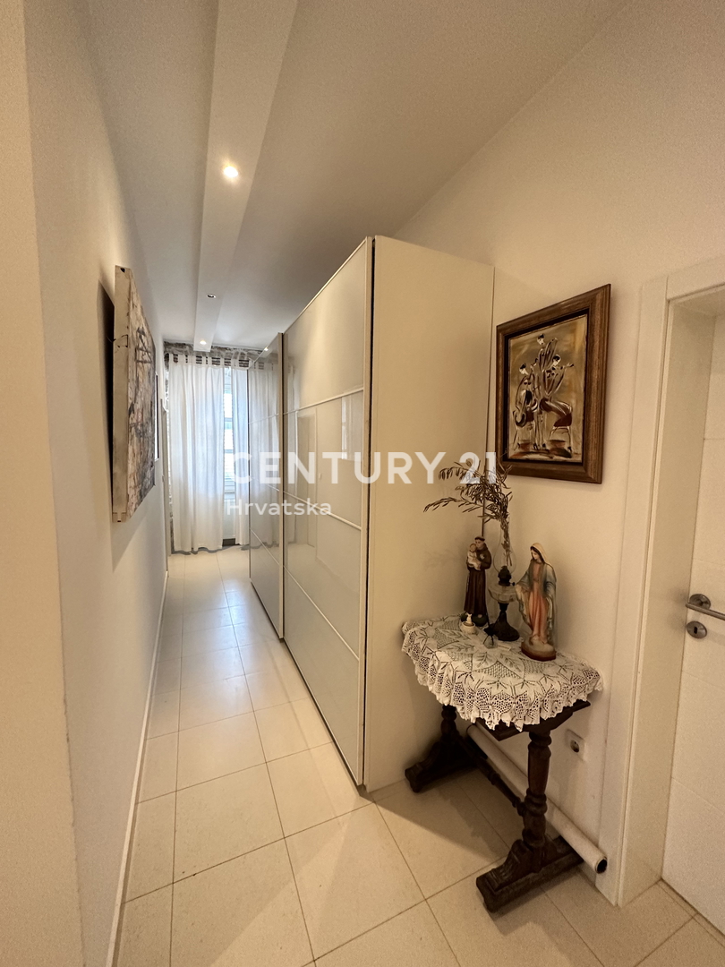 SVETVINČENAT, ŠTIRISOBNO STANOVANJE V SREDIŠČU MESTA, POPOLNOMA RENOVIRANO IN OPREMLJENO