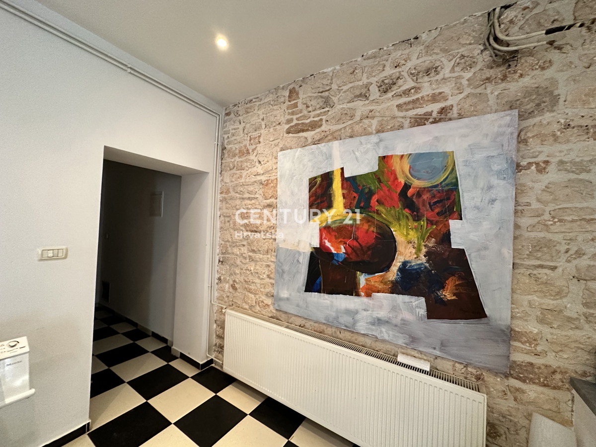 SVETVINČENAT, ŠTIRISOBNO STANOVANJE V SREDIŠČU MESTA, POPOLNOMA RENOVIRANO IN OPREMLJENO