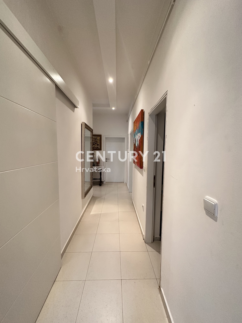 SVETVINČENAT, ŠTIRISOBNO STANOVANJE V SREDIŠČU MESTA, POPOLNOMA RENOVIRANO IN OPREMLJENO