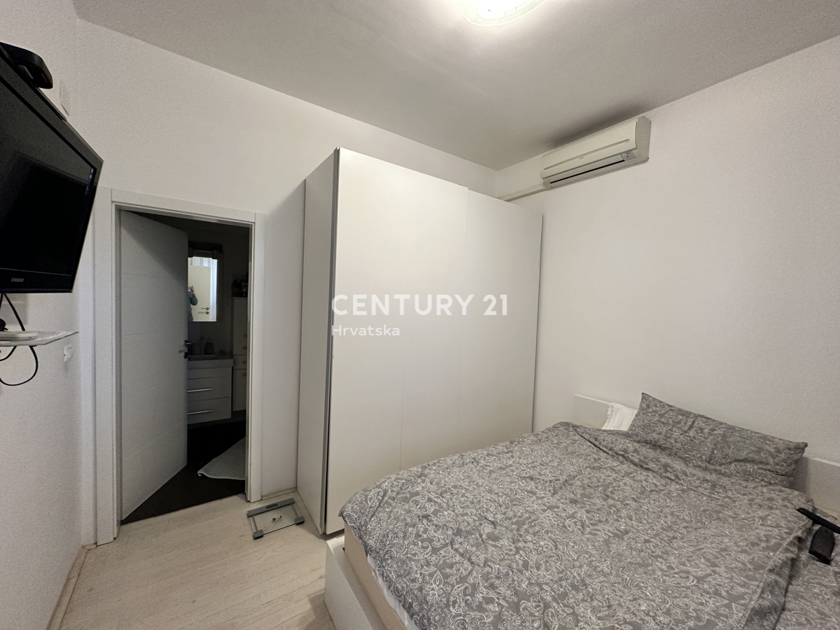 SVETVINČENAT, ŠTIRISOBNO STANOVANJE V SREDIŠČU MESTA, POPOLNOMA RENOVIRANO IN OPREMLJENO