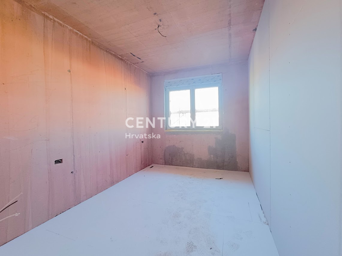 POREČ, PRODAJA SE STANOVANJE S TREMI SPALNICAMI V DRUGEM NADSTROPJU, POGLED NA MORJE, 1500 M OD MORJA