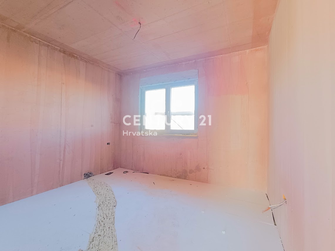 POREČ, PRODAJA SE STANOVANJE S TREMI SPALNICAMI V DRUGEM NADSTROPJU, POGLED NA MORJE, 1500 M OD MORJA