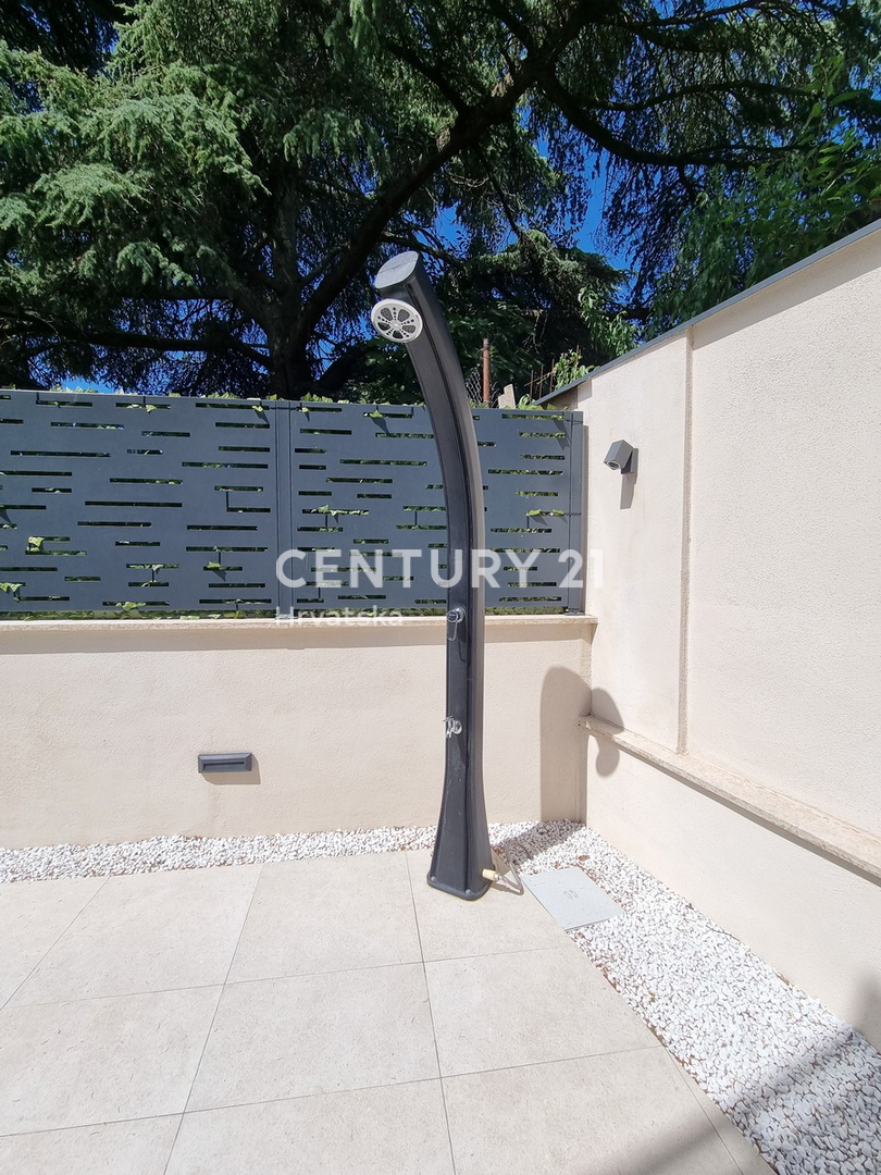 TAR VABRIGA, NOVOGRADNJA, DVOSTANOVANJSKA ENOTA V PRIZEMLJU IN PRVEM NADSTROPJU Z BAZENOM