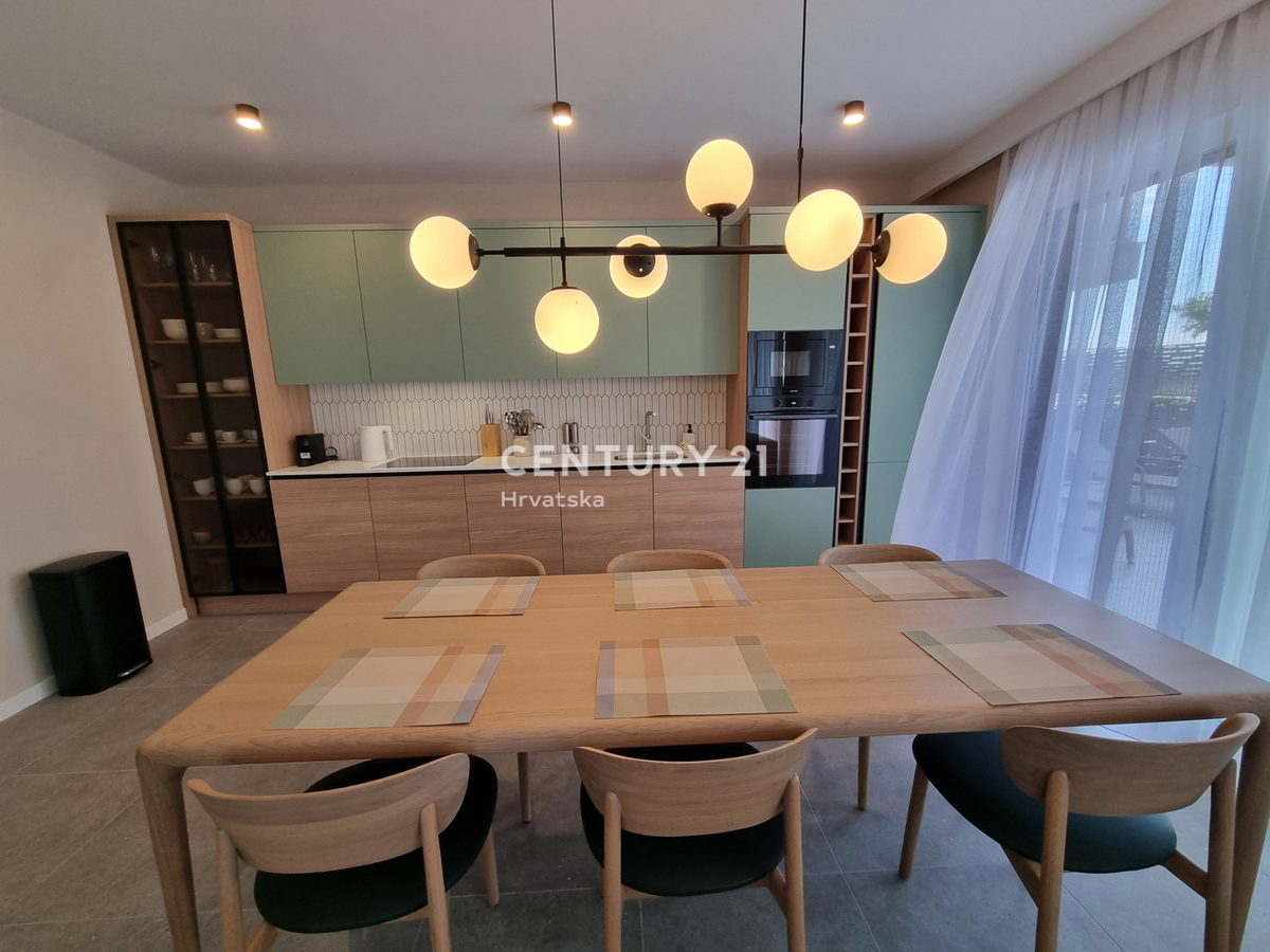 TAR VABRIGA, NOVOGRADNJA, DVOSTANOVANJSKA ENOTA V PRIZEMLJU IN PRVEM NADSTROPJU Z BAZENOM