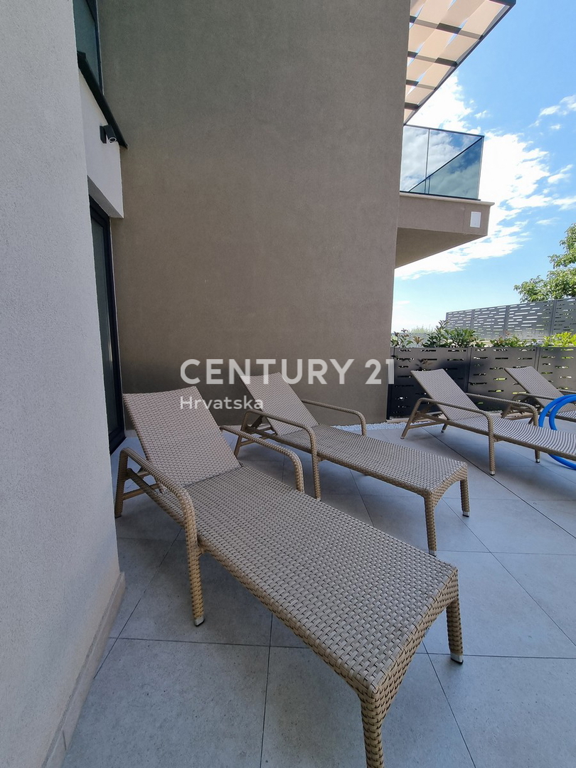 TAR VABRIGA, NOVOGRADNJA, DVOSTANOVANJSKA ENOTA V PRIZEMLJU IN PRVEM NADSTROPJU Z BAZENOM