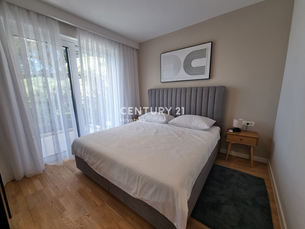 TAR VABRIGA, NOVOGRADNJA, DVOSTANOVANJSKA ENOTA V PRIZEMLJU IN PRVEM NADSTROPJU Z BAZENOM