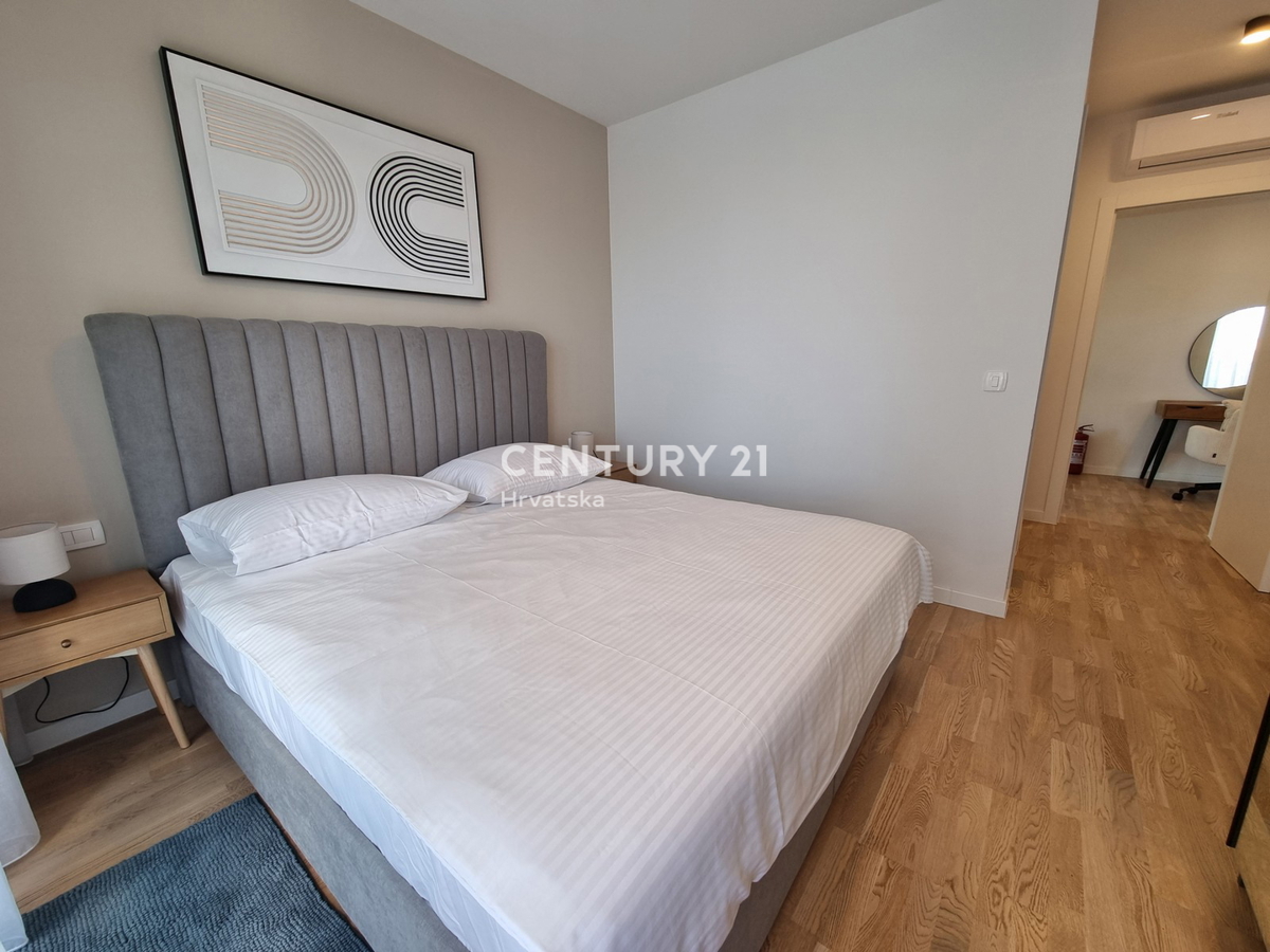 TAR VABRIGA, NOVOGRADNJA, DVOSTANOVANJSKA ENOTA V PRIZEMLJU IN PRVEM NADSTROPJU Z BAZENOM