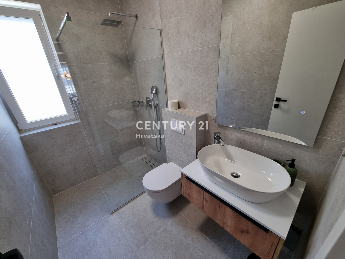 TAR VABRIGA, NOVOGRADNJA, DVOSTANOVANJSKA ENOTA V PRIZEMLJU IN PRVEM NADSTROPJU Z BAZENOM