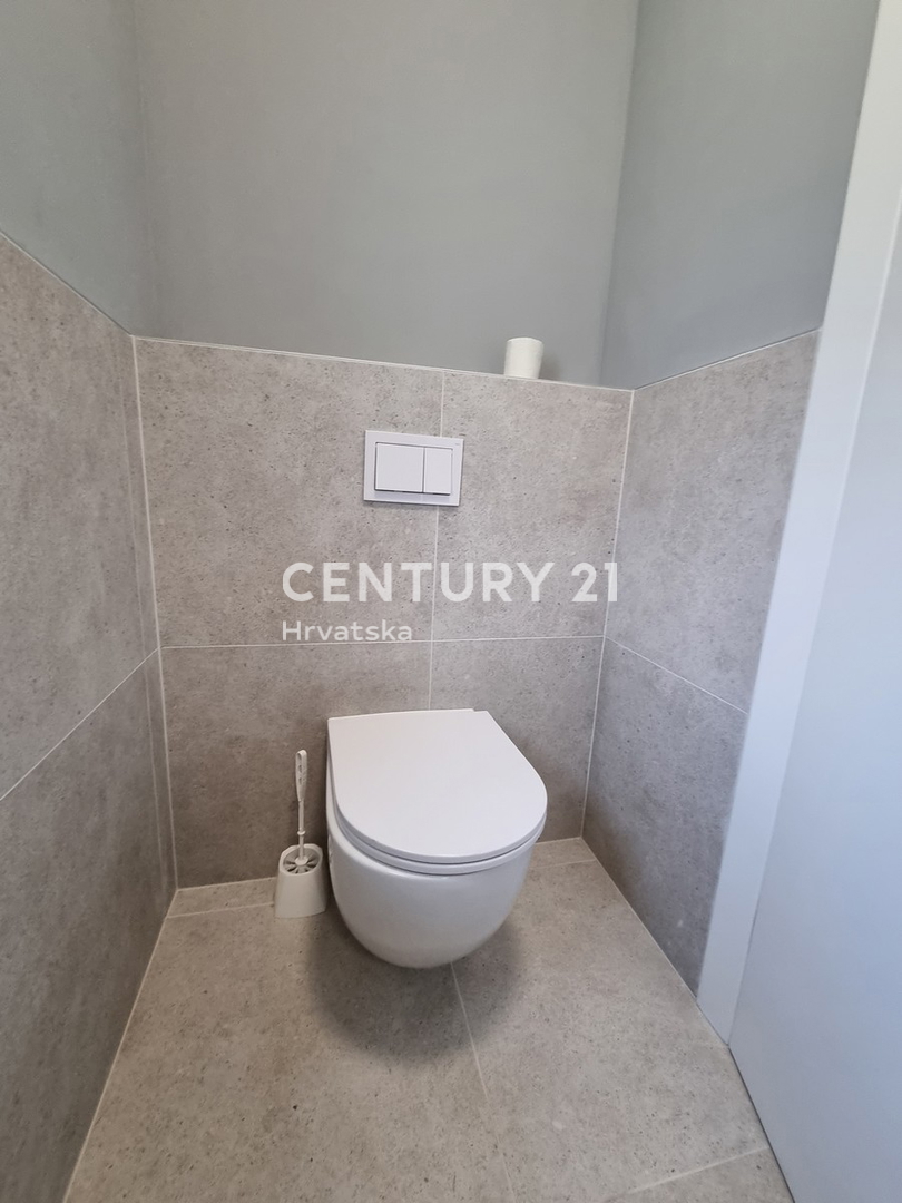 TAR VABRIGA, NOVOGRADNJA, DVOSTANOVANJSKA ENOTA V PRIZEMLJU IN PRVEM NADSTROPJU Z BAZENOM