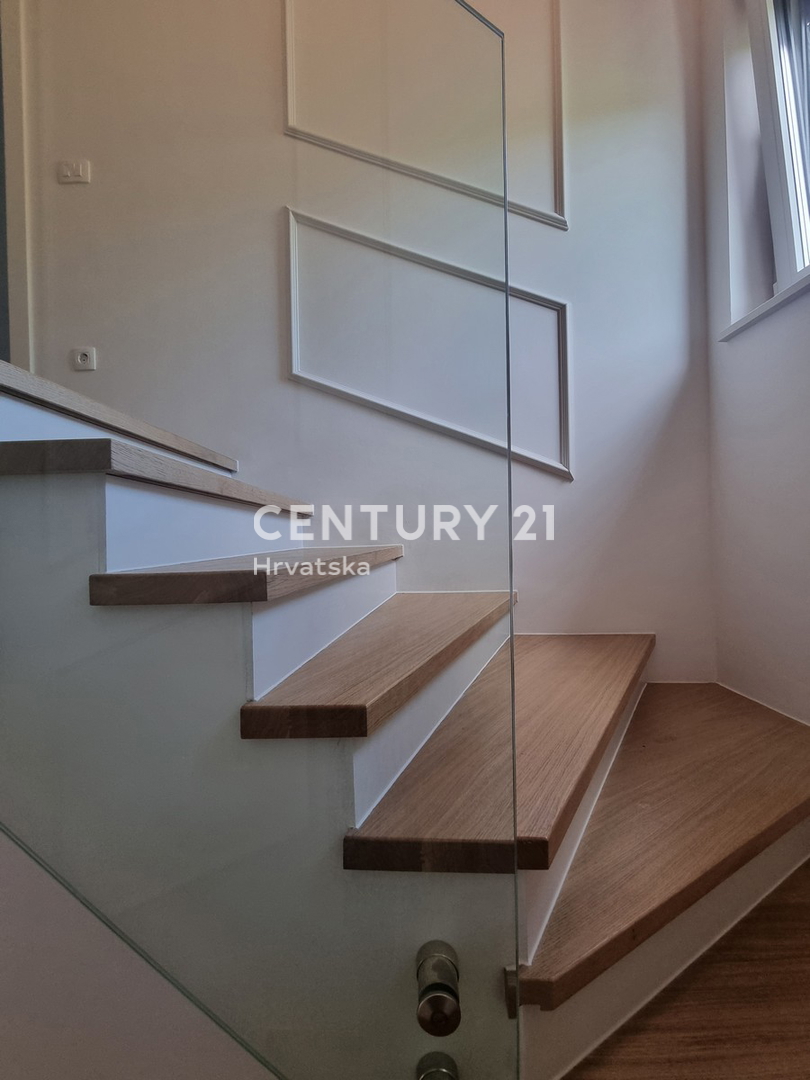 TAR VABRIGA, NOVOGRADNJA, DVOSTANOVANJSKA ENOTA V PRIZEMLJU IN PRVEM NADSTROPJU Z BAZENOM