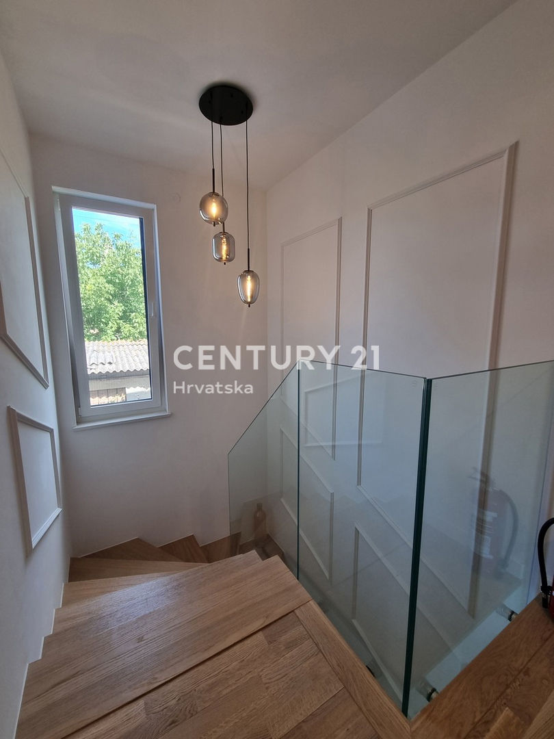 TAR VABRIGA, NOVOGRADNJA, DVOSTANOVANJSKA ENOTA V PRIZEMLJU IN PRVEM NADSTROPJU Z BAZENOM