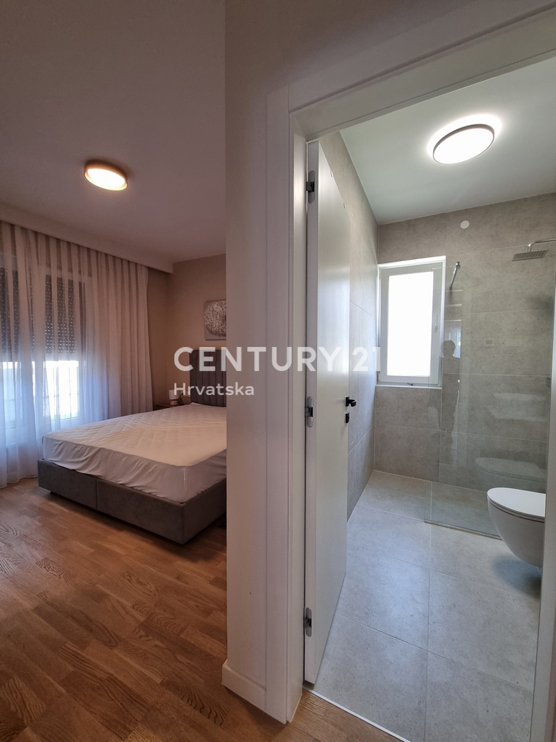 TAR VABRIGA, NOVOGRADNJA, DVOSTANOVANJSKA ENOTA V PRIZEMLJU IN PRVEM NADSTROPJU Z BAZENOM