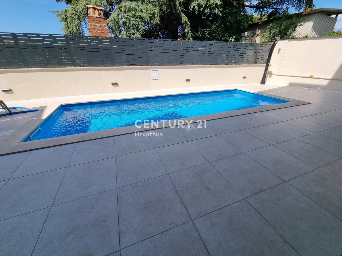 TAR VABRIGA, NOVOGRADNJA, DVOSTANOVANJSKA ENOTA V PRIZEMLJU IN PRVEM NADSTROPJU Z BAZENOM