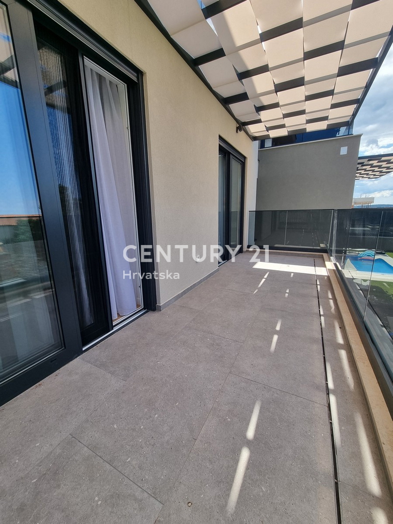 TAR VABRIGA, NOVOGRADNJA, DVOSTANOVANJSKA ENOTA V PRIZEMLJU IN PRVEM NADSTROPJU Z BAZENOM