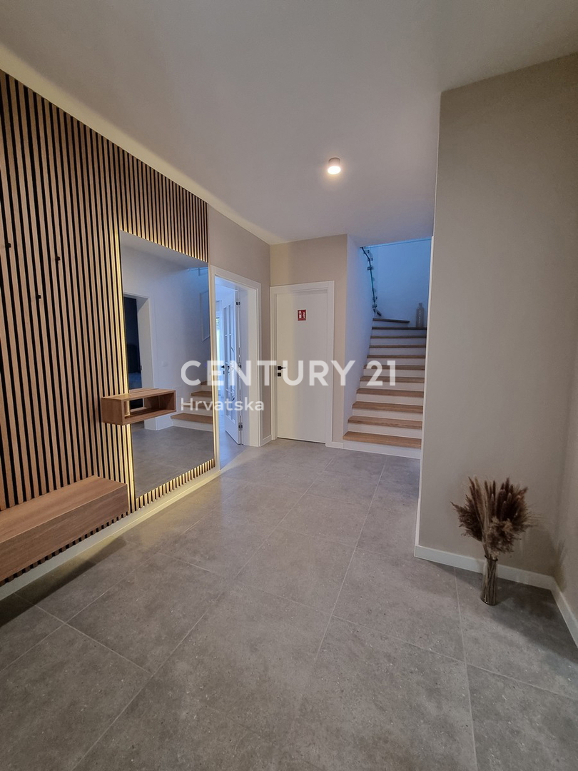 TAR VABRIGA, NOVOGRADNJA, DVOSTANOVANJSKA ENOTA V PRIZEMLJU IN PRVEM NADSTROPJU Z BAZENOM