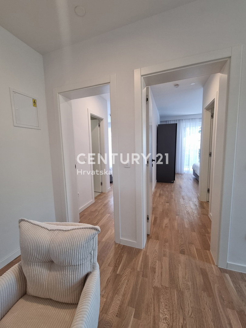 TAR VABRIGA, NOVOGRADNJA, DVOSTANOVANJSKA ENOTA V PRIZEMLJU IN PRVEM NADSTROPJU Z BAZENOM