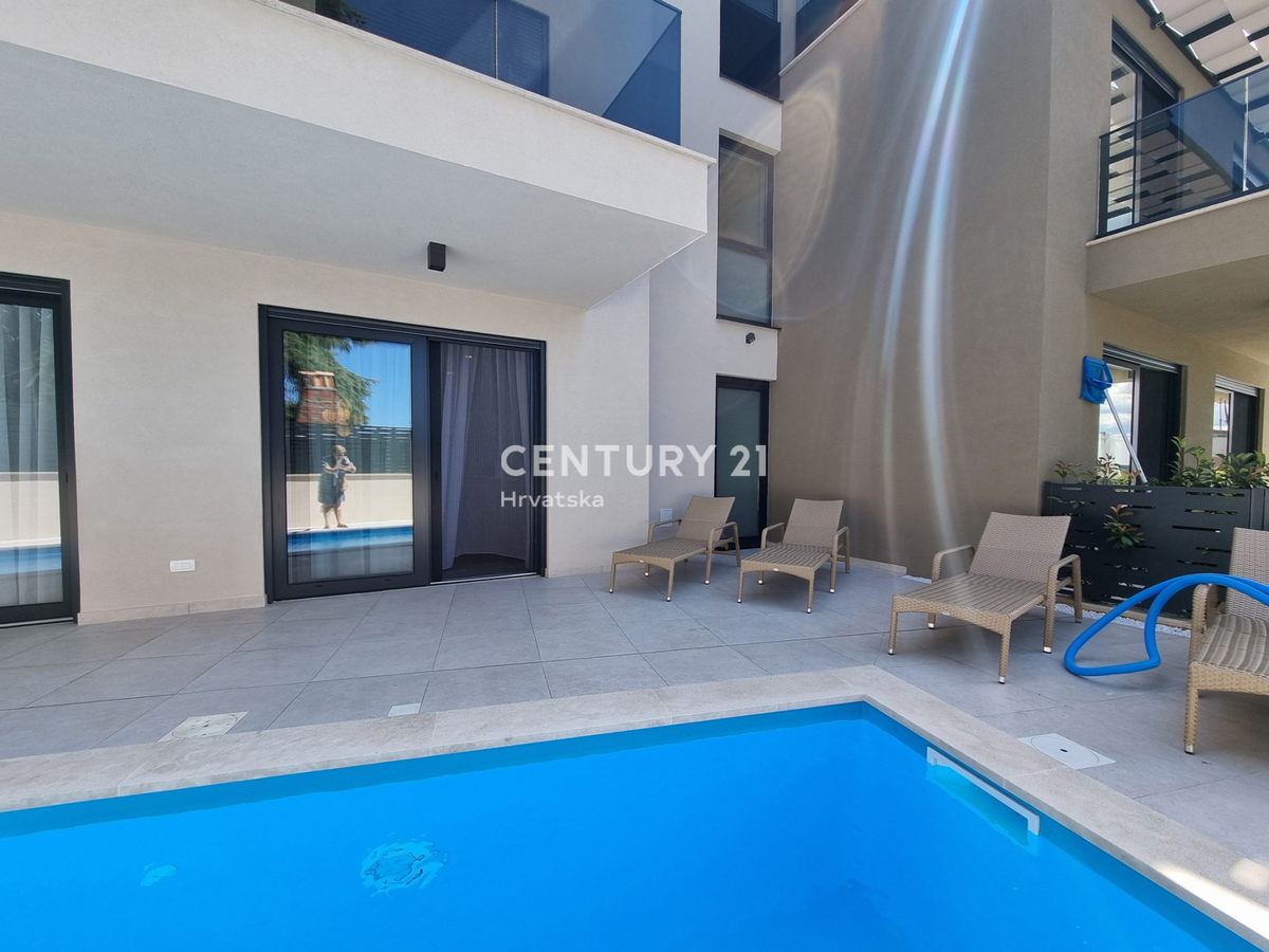 TAR VABRIGA, NOVOGRADNJA, DVOSTANOVANJSKA ENOTA V PRIZEMLJU IN PRVEM NADSTROPJU Z BAZENOM