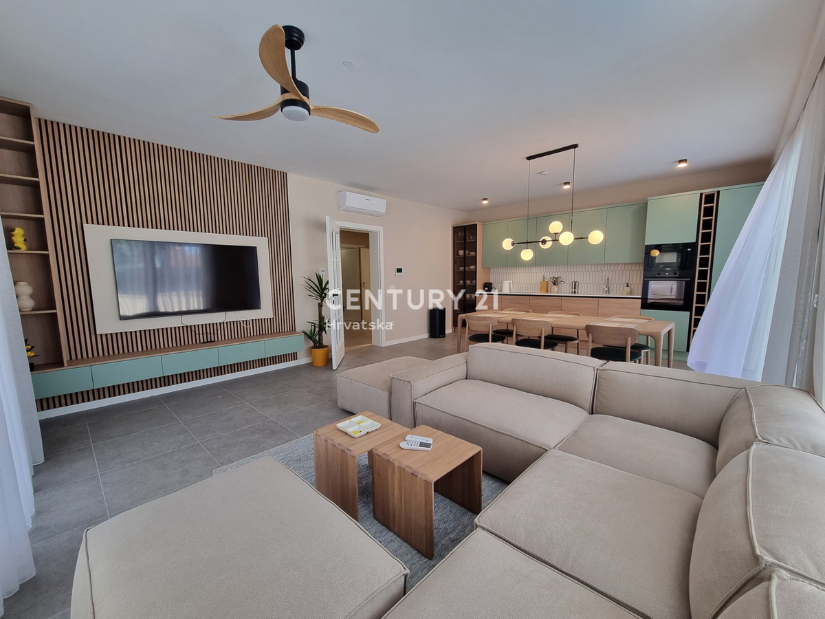 TAR VABRIGA, NOVOGRADNJA, DVOSTANOVANJSKA ENOTA V PRIZEMLJU IN PRVEM NADSTROPJU Z BAZENOM