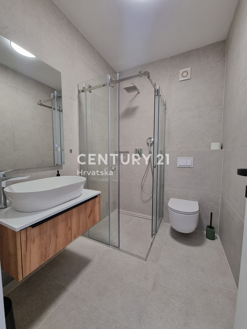 TAR VABRIGA, NOVOGRADNJA, DVOSTANOVANJSKA ENOTA V PRIZEMLJU IN PRVEM NADSTROPJU Z BAZENOM