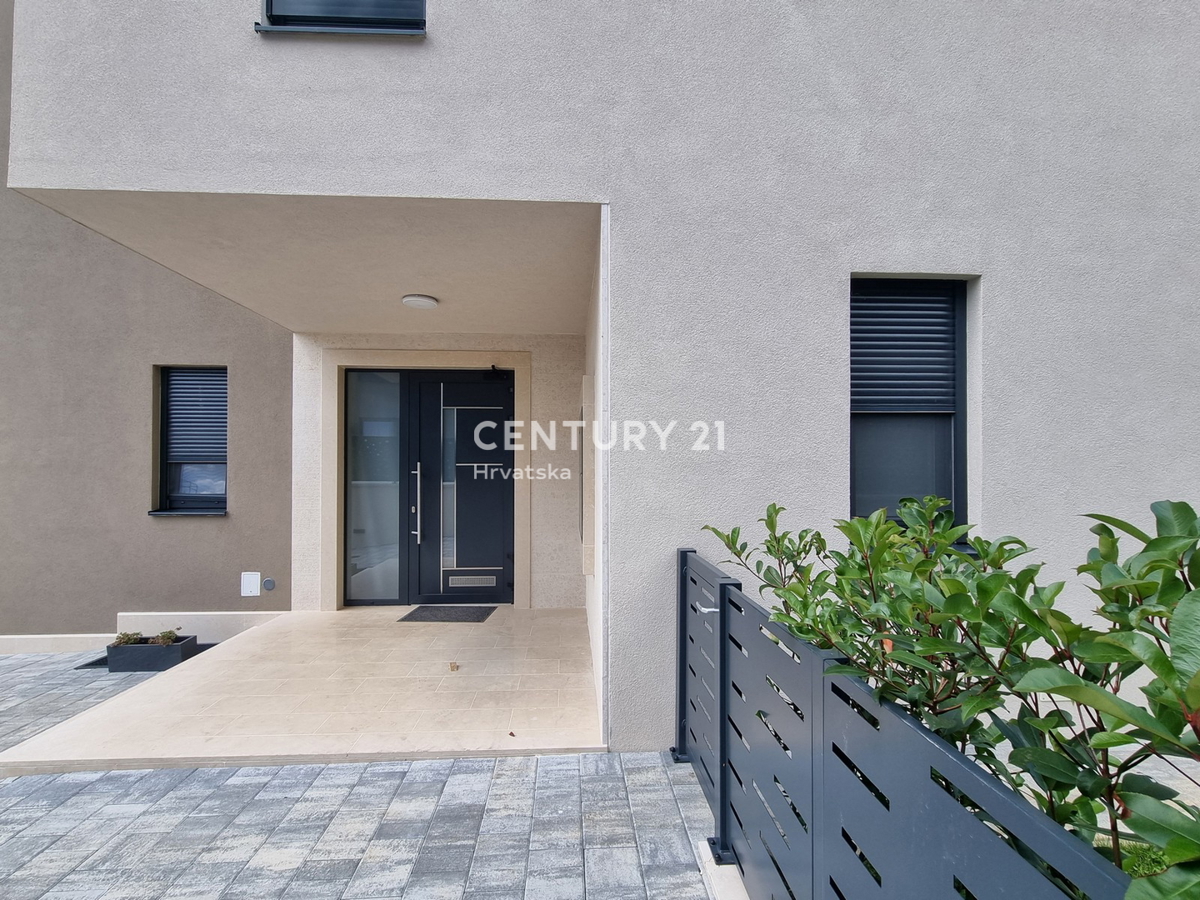 TAR VABRIGA, NOVOGRADNJA, DVOSTANOVANJSKA ENOTA V PRIZEMLJU IN PRVEM NADSTROPJU Z BAZENOM