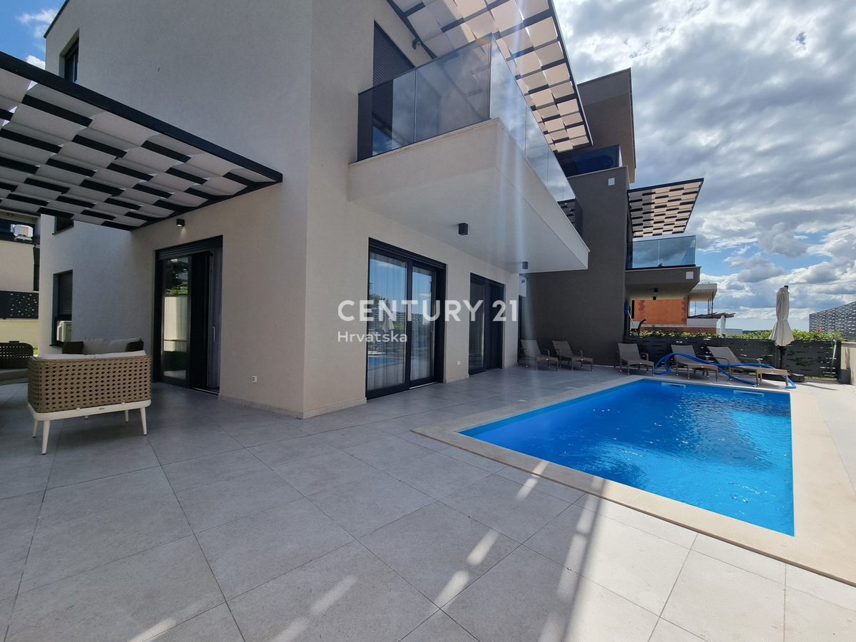 TAR VABRIGA, NOVOGRADNJA, DVOSTANOVANJSKA ENOTA V PRIZEMLJU IN PRVEM NADSTROPJU Z BAZENOM