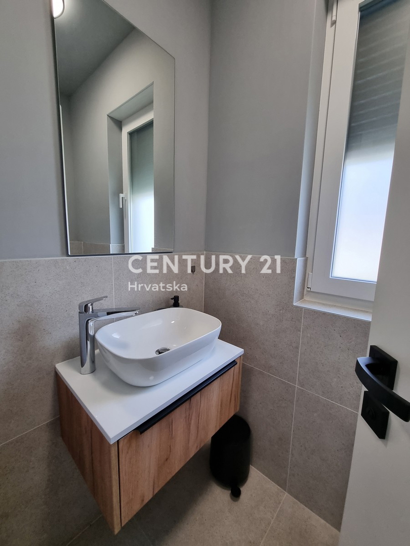 TAR VABRIGA, NOVOGRADNJA, DVOSTANOVANJSKA ENOTA V PRIZEMLJU IN PRVEM NADSTROPJU Z BAZENOM