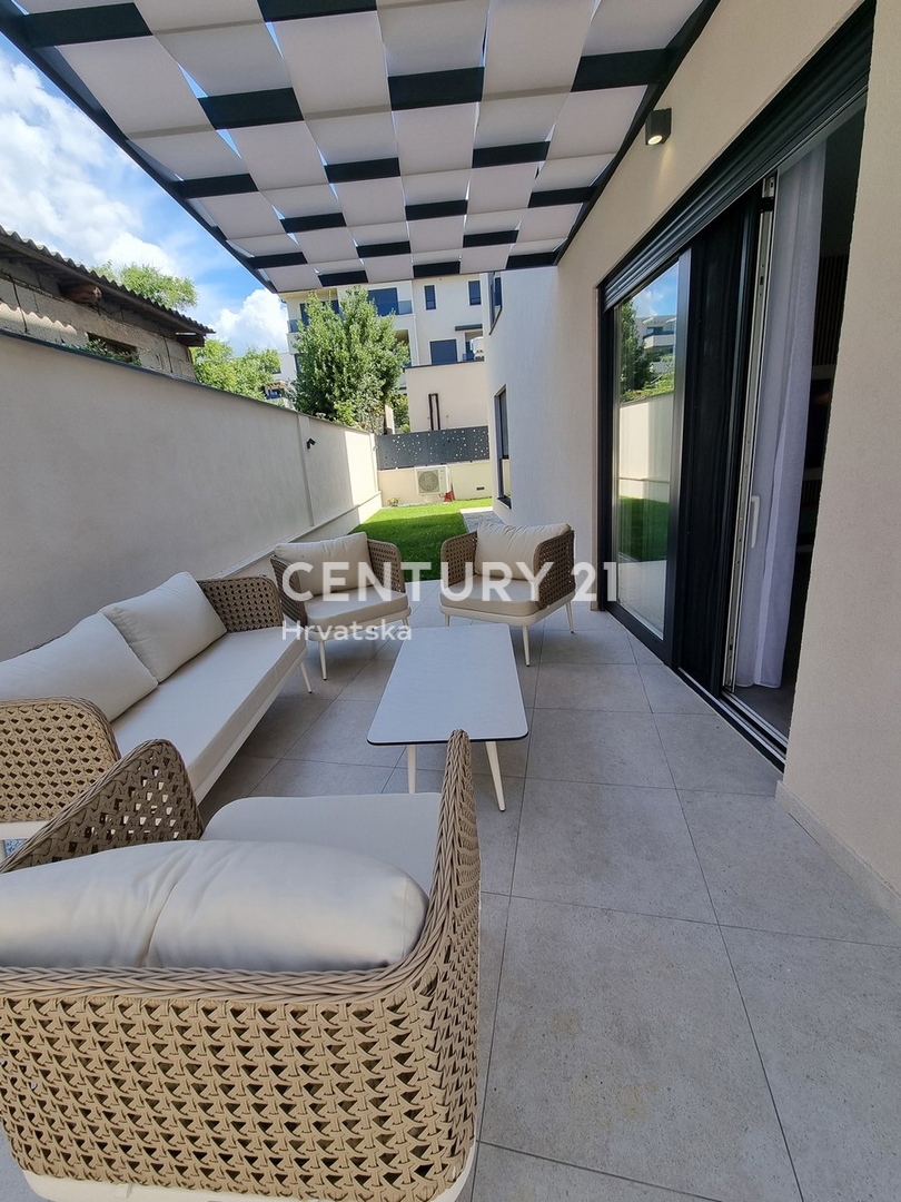 TAR VABRIGA, NOVOGRADNJA, DVOSTANOVANJSKA ENOTA V PRIZEMLJU IN PRVEM NADSTROPJU Z BAZENOM