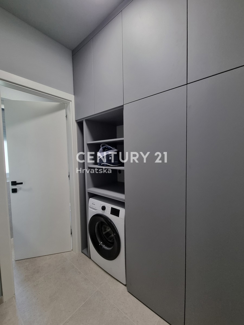 TAR VABRIGA, NOVOGRADNJA, DVOSTANOVANJSKA ENOTA V PRIZEMLJU IN PRVEM NADSTROPJU Z BAZENOM