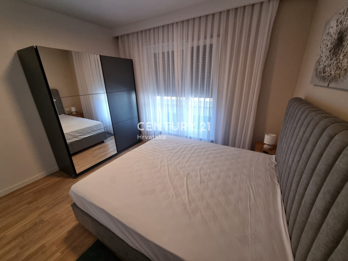 TAR VABRIGA, NOVOGRADNJA, DVOSTANOVANJSKA ENOTA V PRIZEMLJU IN PRVEM NADSTROPJU Z BAZENOM