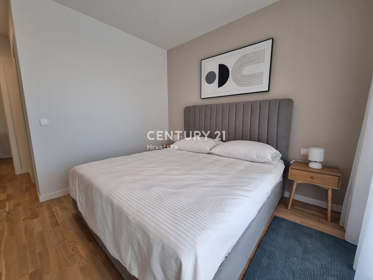 TAR VABRIGA, NOVOGRADNJA, DVOSTANOVANJSKA ENOTA V PRIZEMLJU IN PRVEM NADSTROPJU Z BAZENOM