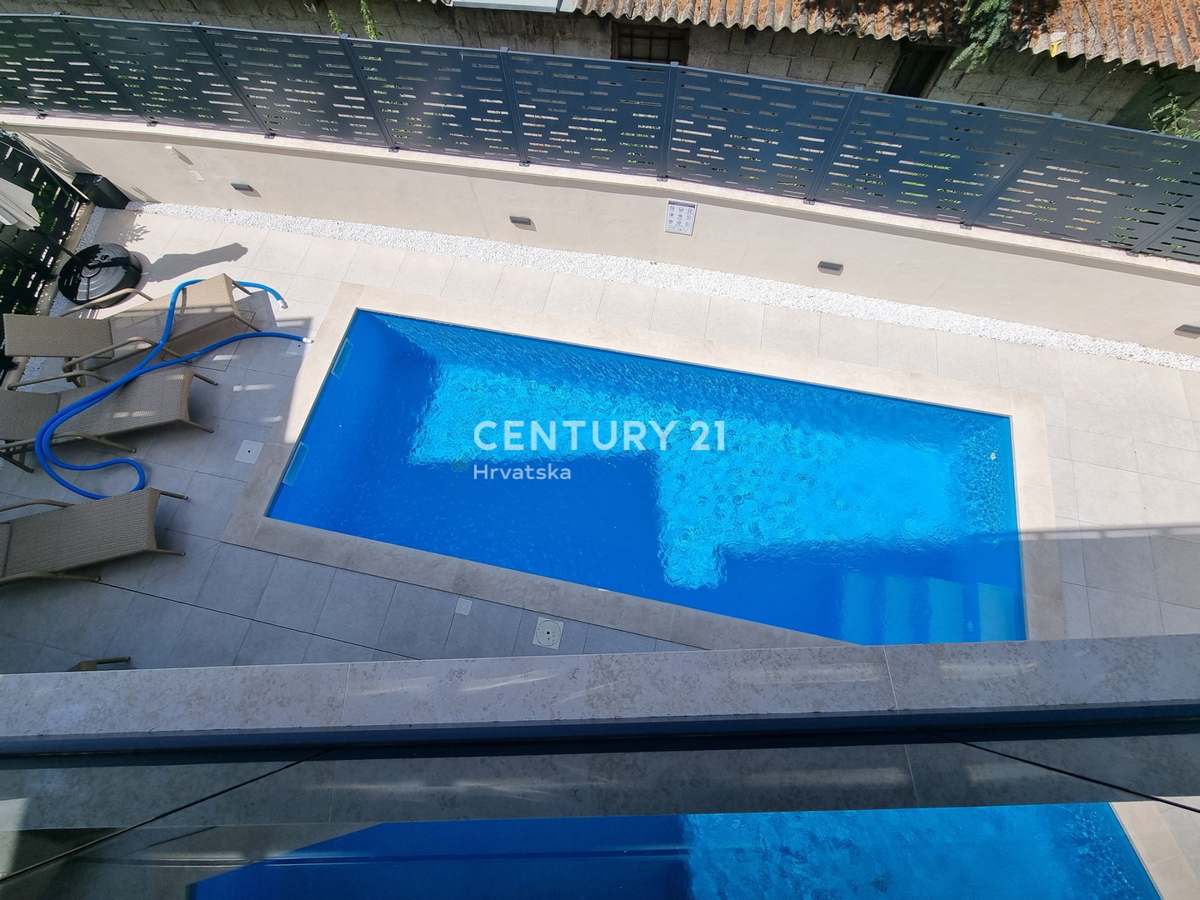 TAR VABRIGA, NOVOGRADNJA, DVOSTANOVANJSKA ENOTA V PRIZEMLJU IN PRVEM NADSTROPJU Z BAZENOM