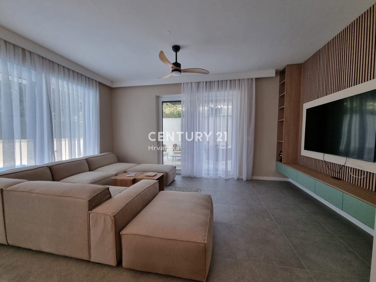 TAR VABRIGA, NOVOGRADNJA, DVOSTANOVANJSKA ENOTA V PRIZEMLJU IN PRVEM NADSTROPJU Z BAZENOM