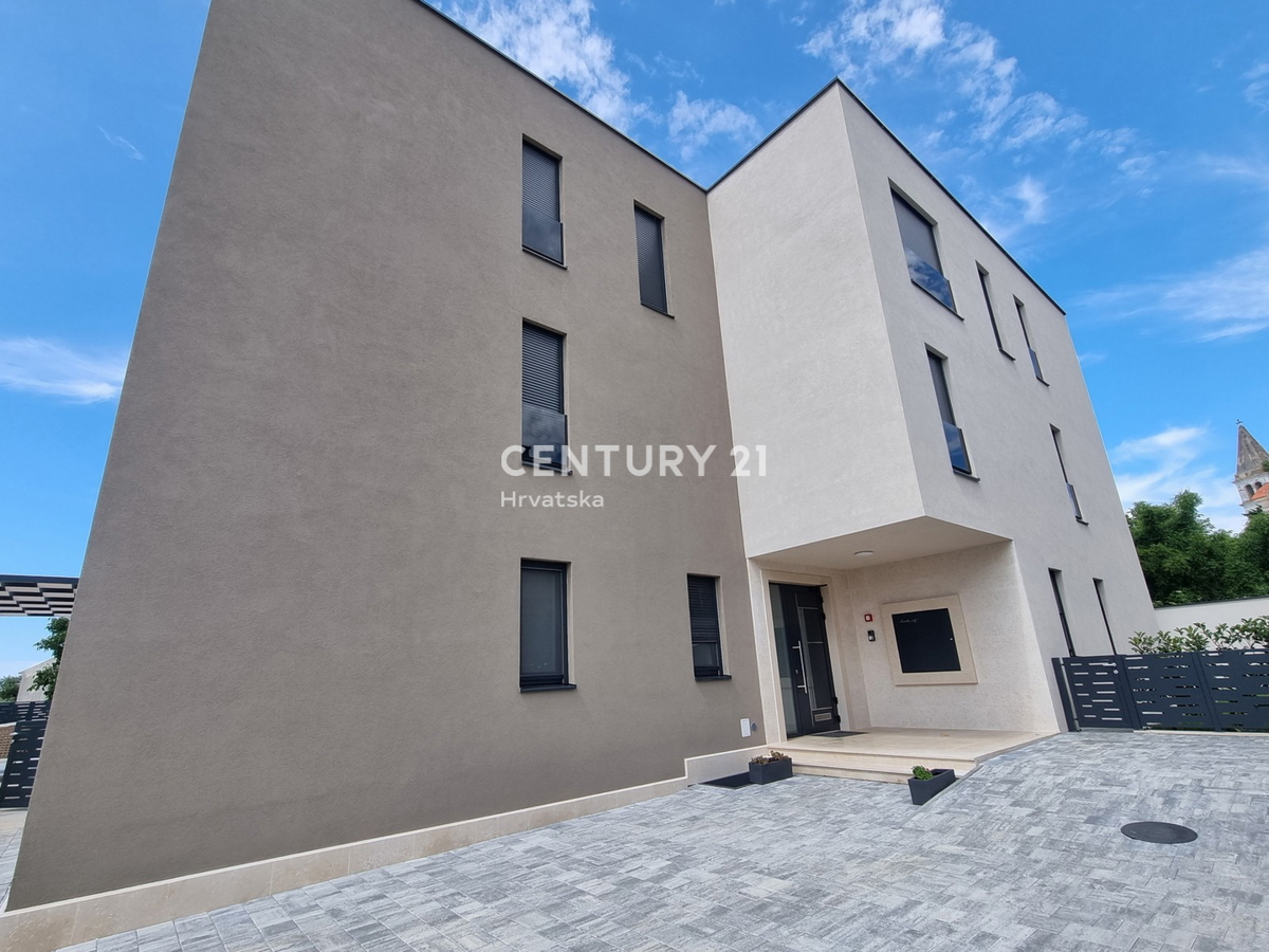 TAR VABRIGA, NOVOGRADNJA, DVOSTANOVANJSKA ENOTA V PRIZEMLJU IN PRVEM NADSTROPJU Z BAZENOM