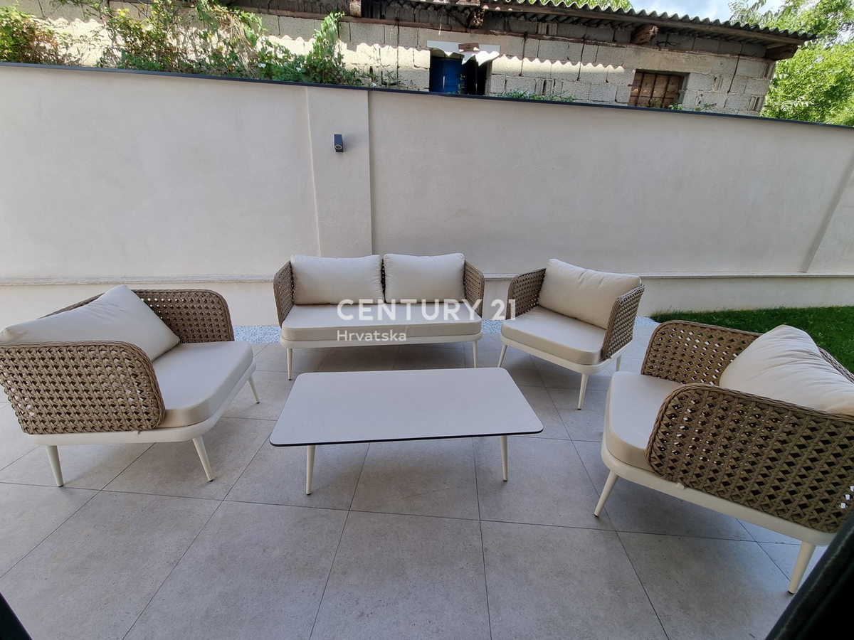 TAR VABRIGA, NOVOGRADNJA, DVOSTANOVANJSKA ENOTA V PRIZEMLJU IN PRVEM NADSTROPJU Z BAZENOM